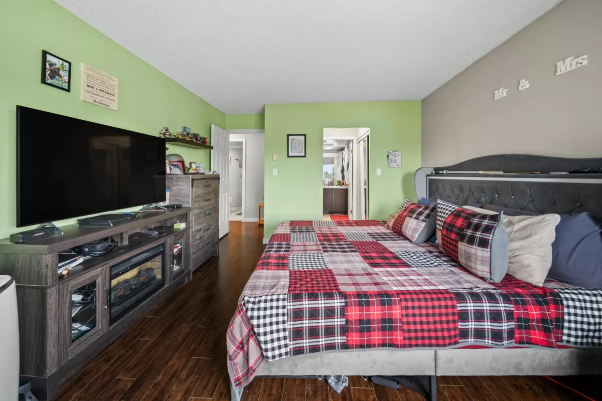 Primary Bathroom Photo of 806 14881 103a Avenue, Surrey, BC