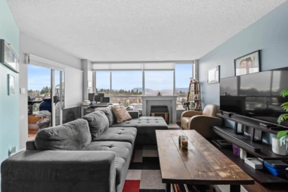 Kitchen Photo of 806 14881 103a Avenue, Surrey, BC