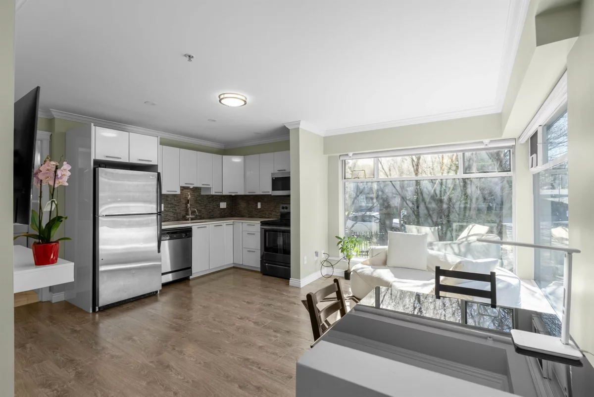 Kitchen Photo of 999 W 20th Avenue, Vancouver, BC