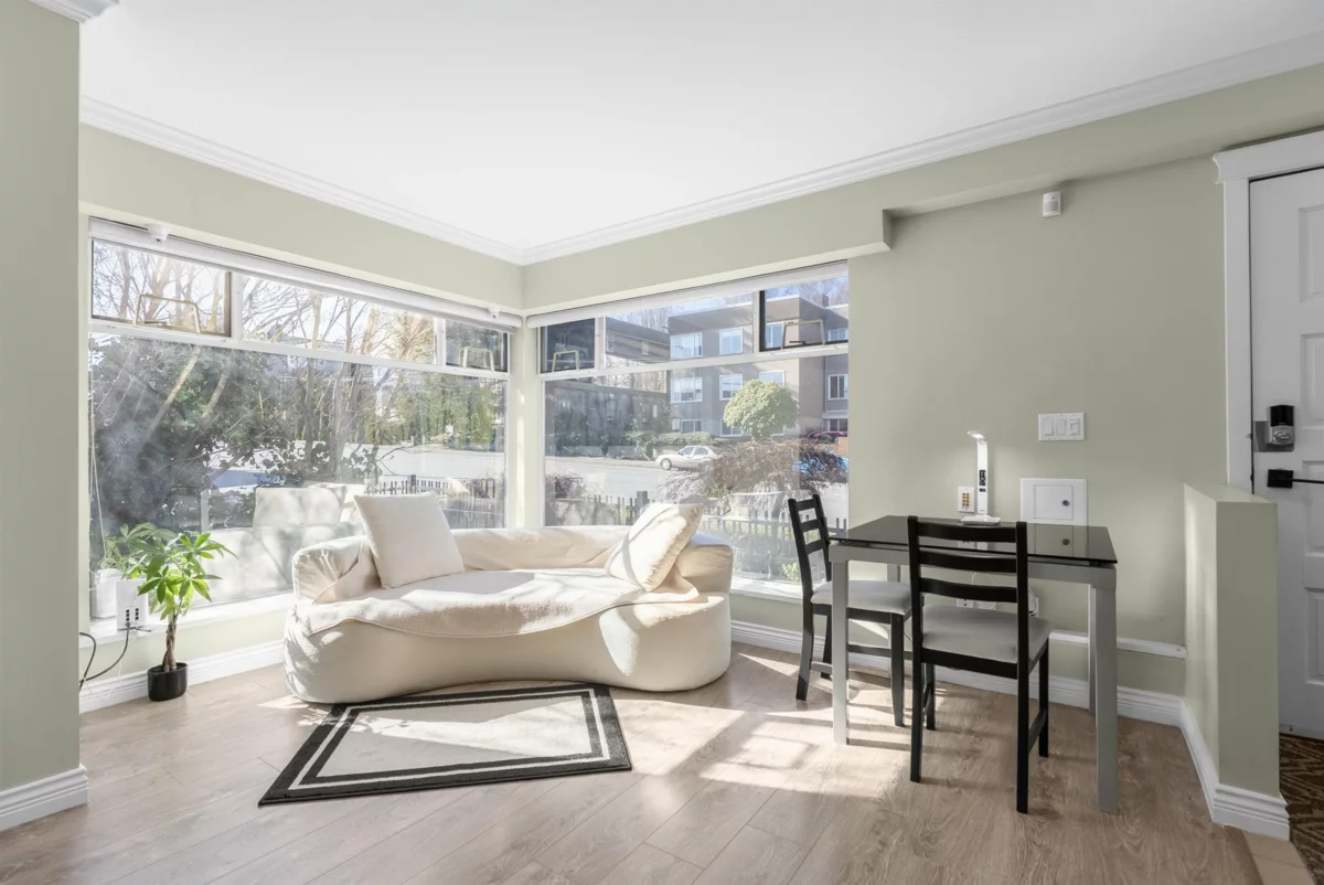 Living Room Photo of 999 W 20th Avenue, Vancouver, BC