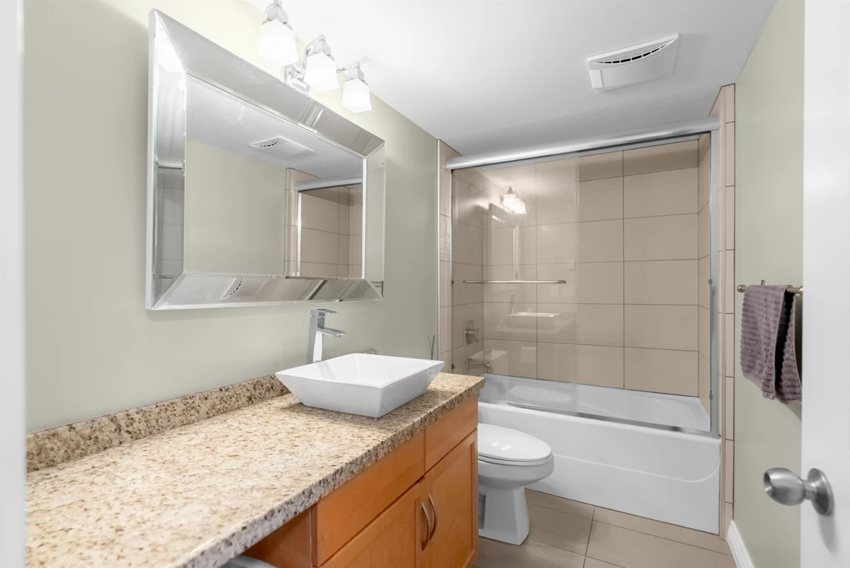 Primary Bathroom Photo of 999 W 20th Avenue, Vancouver, BC