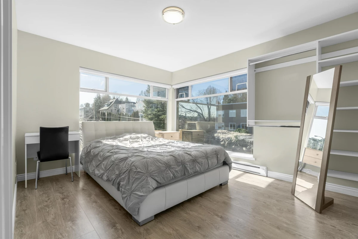 Walk-In Closet Photo of 999 W 20th Avenue, Vancouver, BC