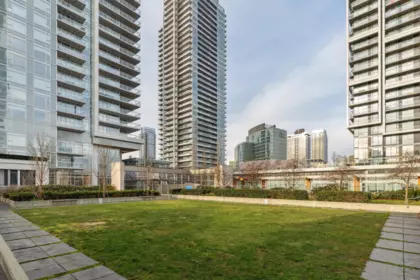 Front Yard Photo of 3903 4688 Kingsway, Burnaby, BC