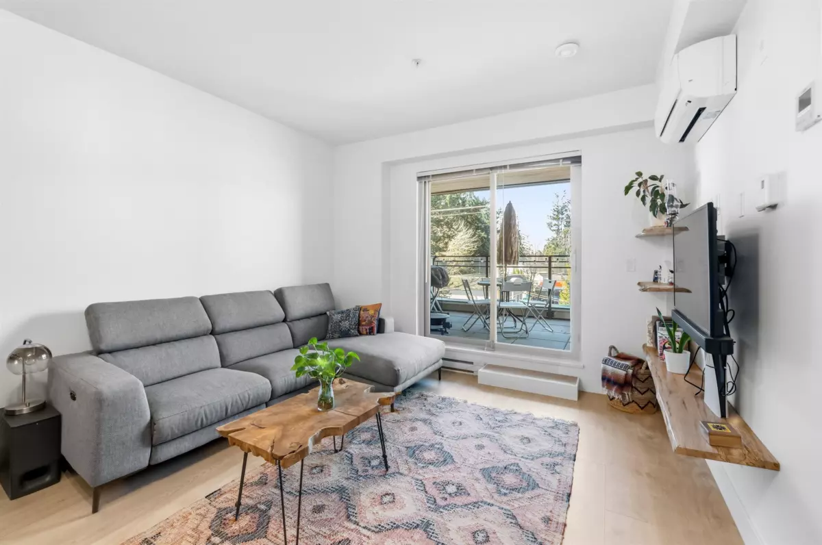 Dining Area Photo of 313 14022 North Bluff Road, White Rock, BC