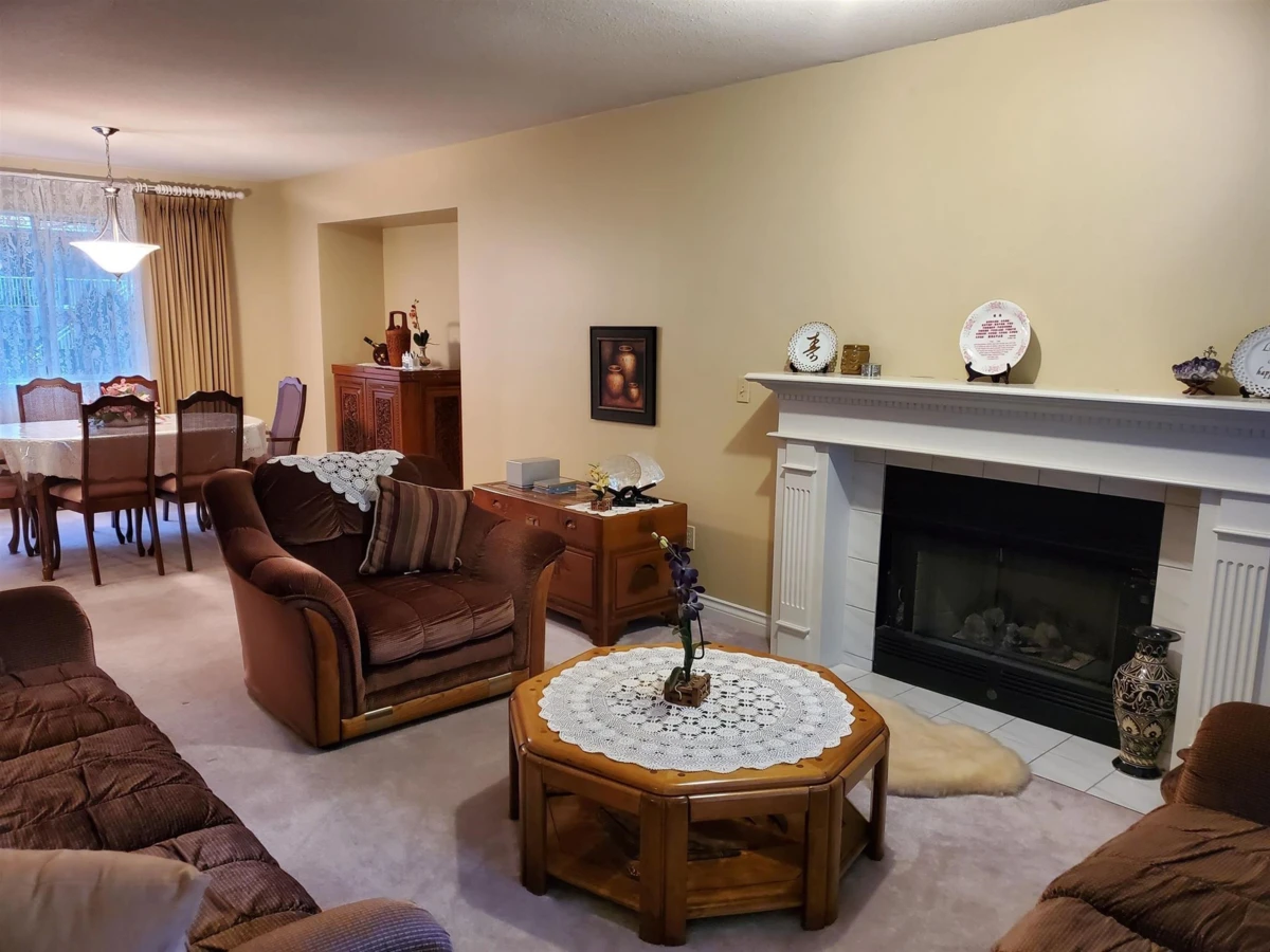 Living Room Photo of 15499 91a Avenue, Surrey, BC