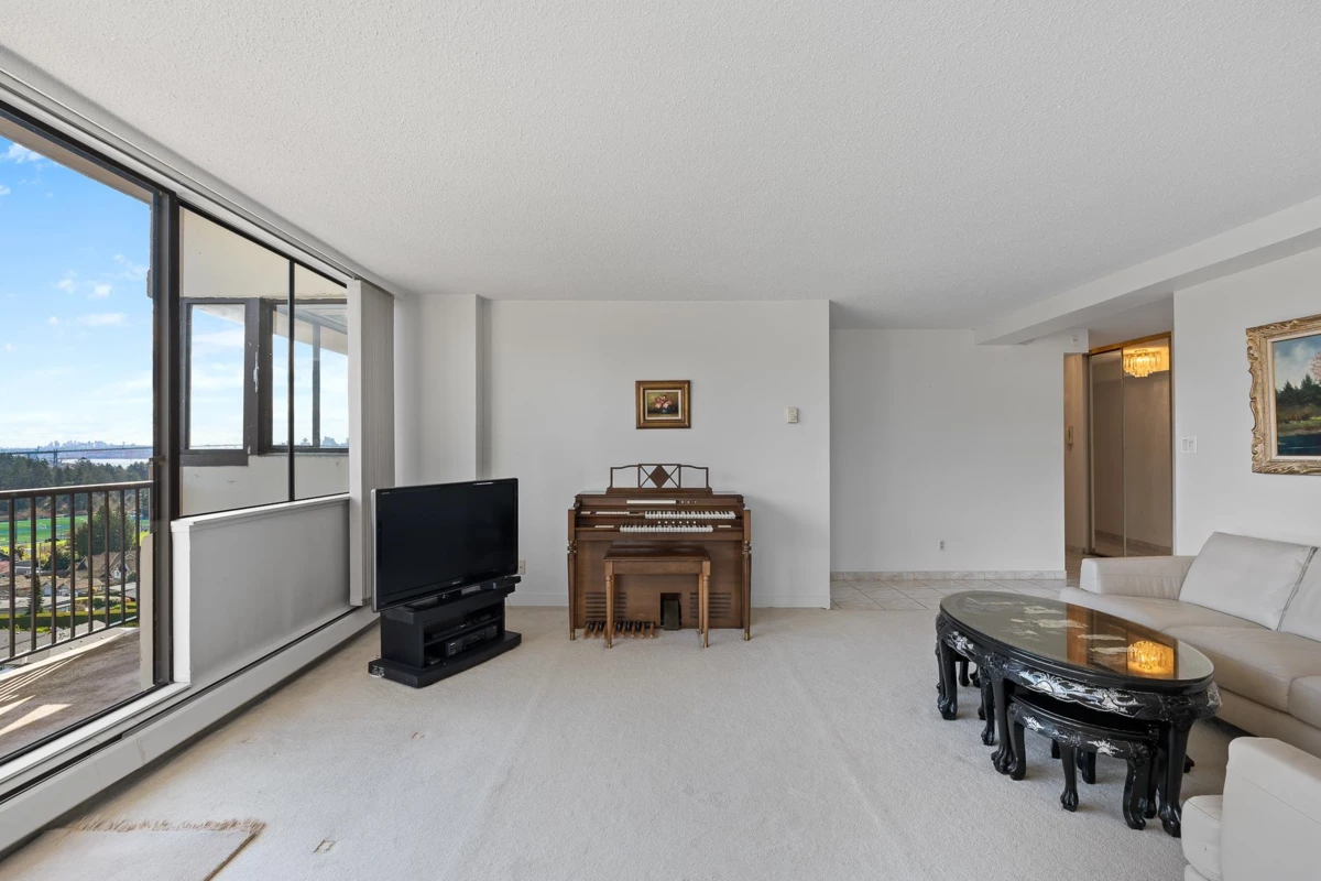 Family Room Photo of 1405 555 13th Street, West Vancouver, BC