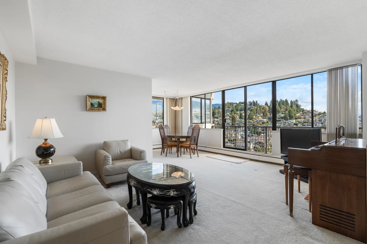 Living Room Photo of 1405 555 13th Street, West Vancouver, BC