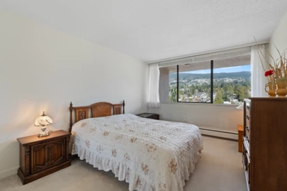 Breakfast Nook Photo of 1405 555 13th Street, West Vancouver, BC