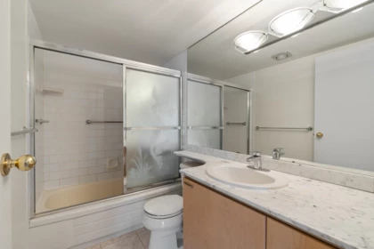 Primary Bathroom Photo of 1405 555 13th Street, West Vancouver, BC