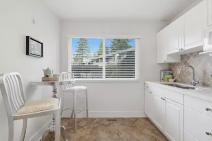 Kitchen Island Photo of 2329 Mountain Highway, North Vancouver, BC