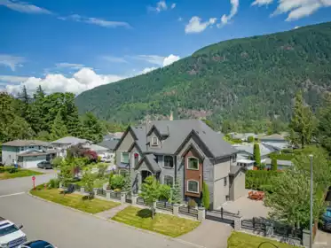 220 Balsam Avenue, Harrison Hot Springs, BC, Harrison Hot Springs — Single Family Residence for sale