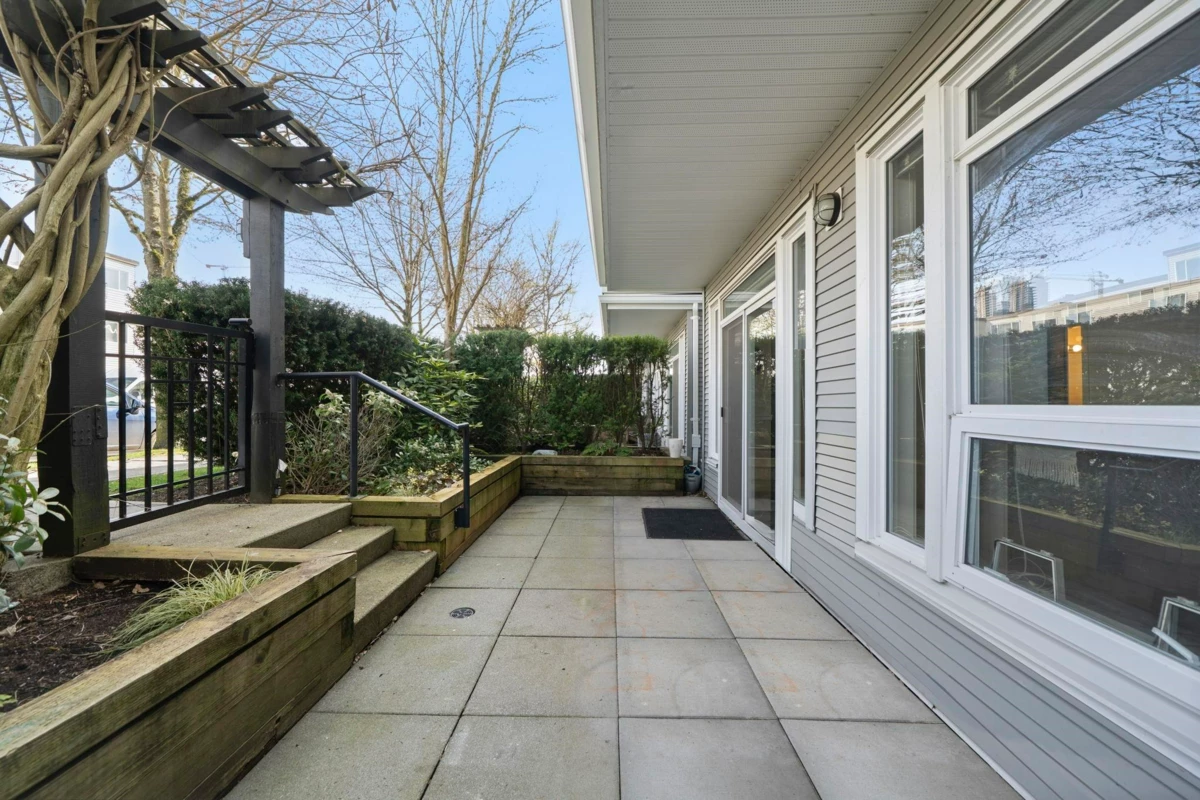 Family Room Photo of 4 1203 Madison Avenue, Burnaby, BC