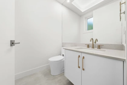 Hallway Photo of 2 1582 E 2nd Avenue, Vancouver, BC