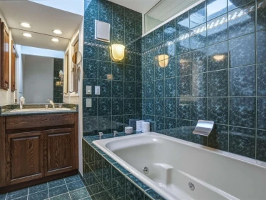 Powder Room Photo of 680 St. Andrews Road, West Vancouver, BC
