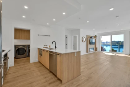 Kitchen Island Photo of 505 33160 Plaxton Crescent, Abbotsford, BC