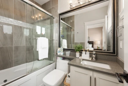 Guest Bathroom Photo of 460 E 60th Avenue, Vancouver, BC