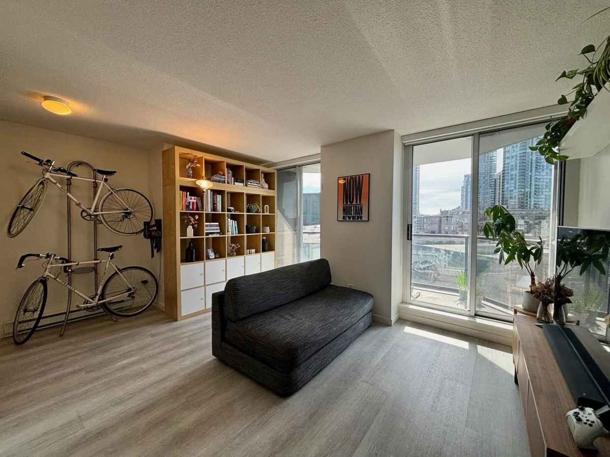 Dining Area Photo of 809 1212 Howe Street, Vancouver, BC
