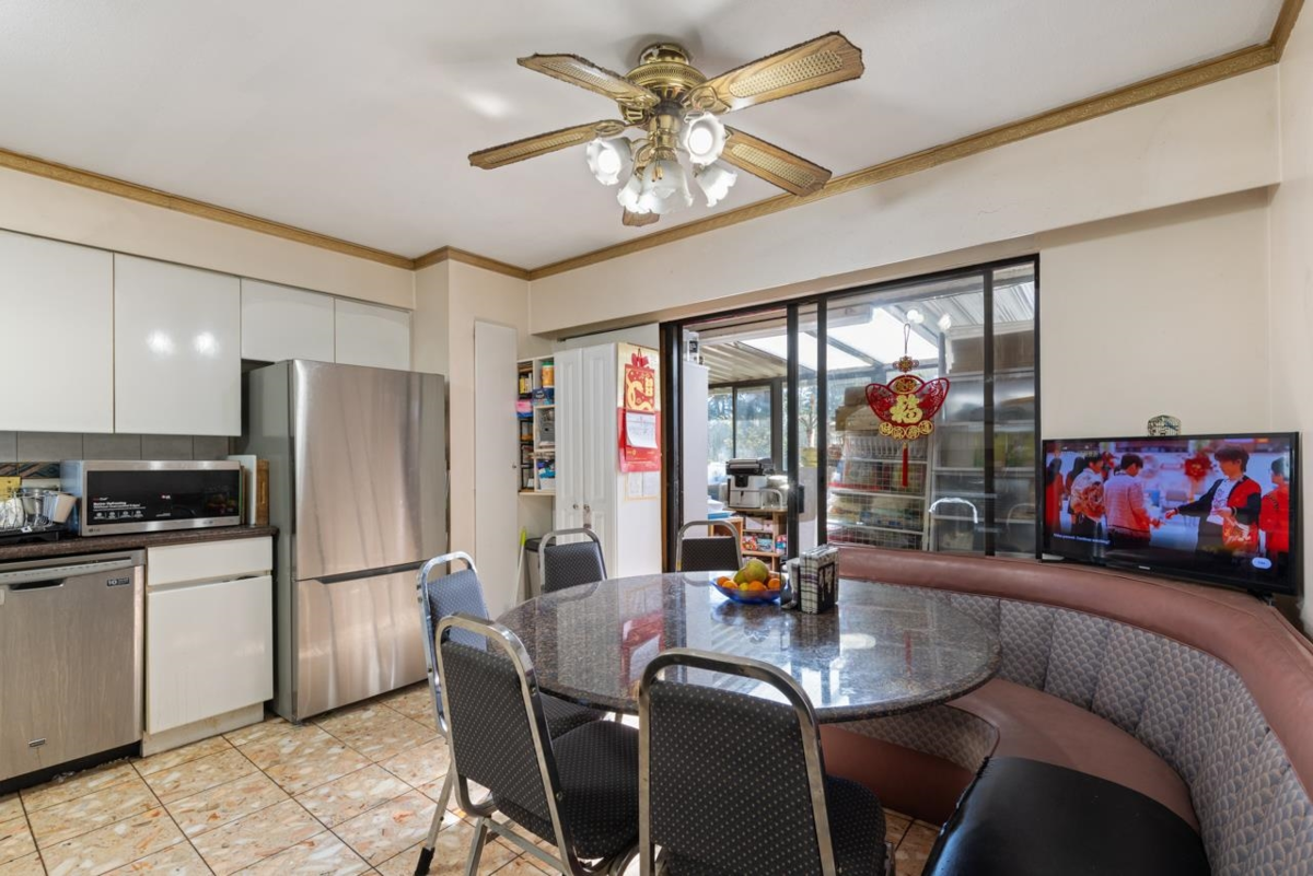 Dining Area Photo of 2472 E 12th Avenue, Vancouver, BC