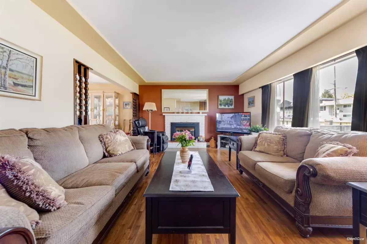Family Room Photo of 10962 145a Street, Surrey, BC