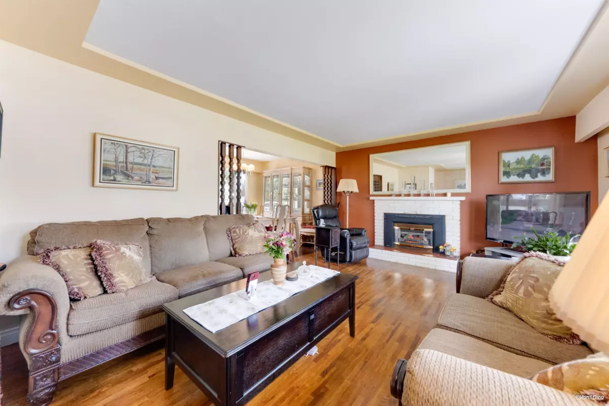 Living Room Photo of 10962 145a Street, Surrey, BC