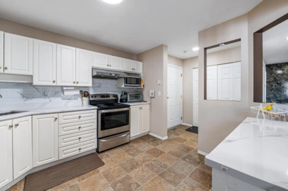 Walk-In Closet Photo of 211 31831 Peardonville Road, Abbotsford, BC