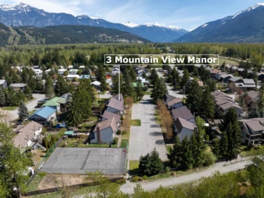 Front Yard Photo of 3 1470 Laurel Street, Pemberton, BC