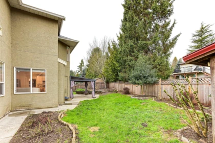 Garden / Landscaping Photo of 17079 57 Avenue, Surrey, BC