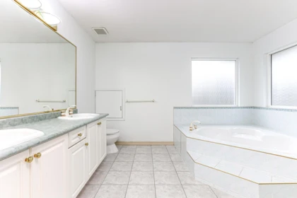 Hallway Photo of 17079 57 Avenue, Surrey, BC