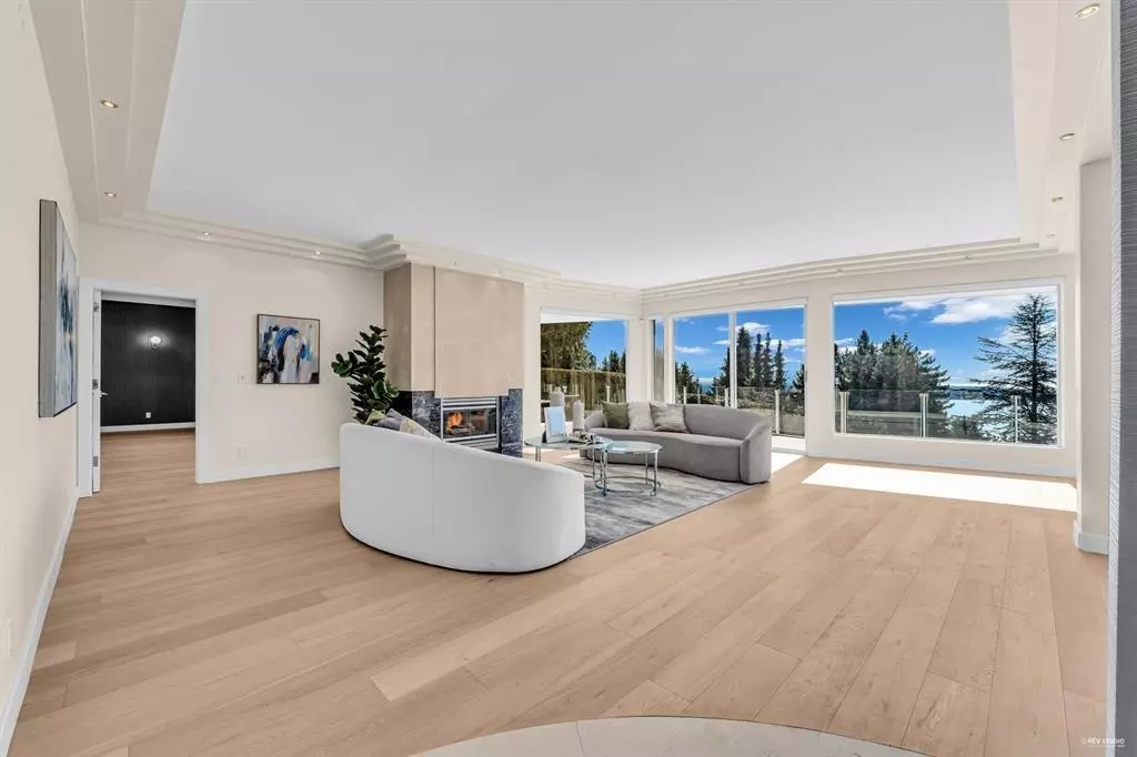 Family Room Photo of 1407 Bramwell Road, West Vancouver, BC