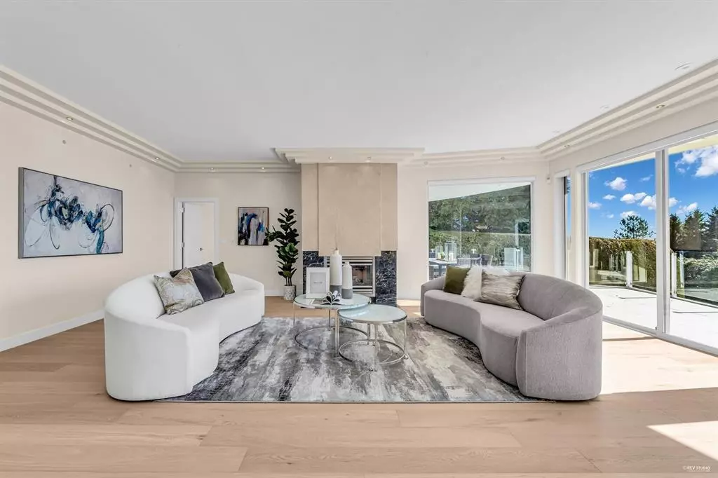 Living Room Photo of 1407 Bramwell Road, West Vancouver, BC