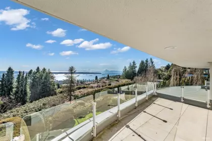 Entry Foyer Photo of 1407 Bramwell Road, West Vancouver, BC
