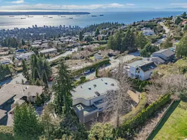 Neighborhood Park Photo Near 1407 Bramwell Road, West Vancouver, BC