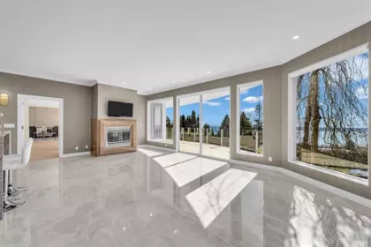 Walk-In Closet Photo of 1407 Bramwell Road, West Vancouver, BC