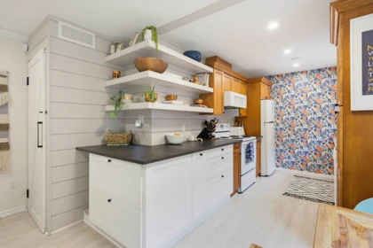 Kitchen Island Photo of 2 33900 Mayfair Avenue, Abbotsford, BC