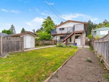 Hot Tub / Spa Photo of 859 E 17th Street, North Vancouver, BC