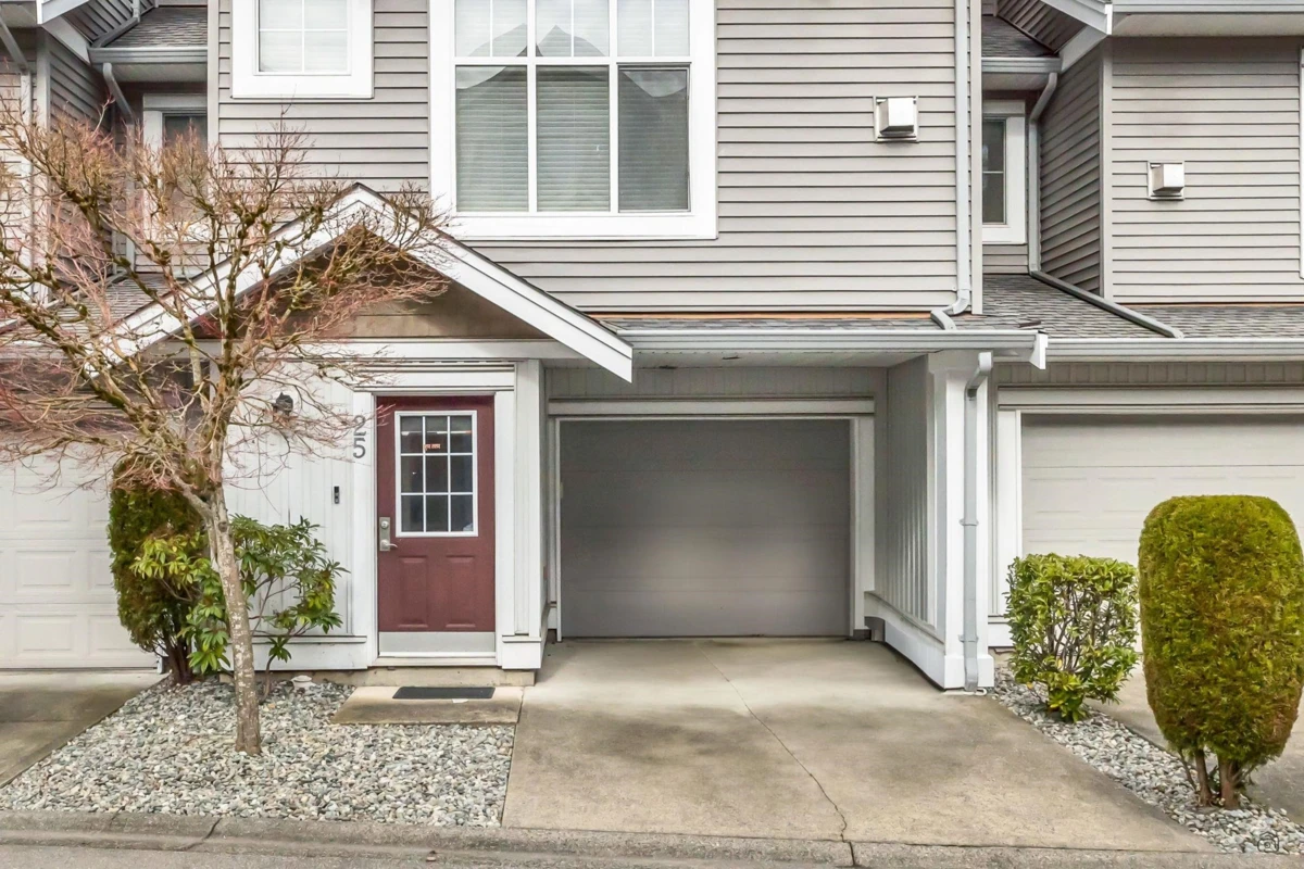 Living Room Photo of 25 16760 61 Avenue, Surrey, BC