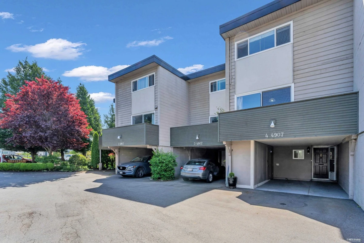Family Room Photo of 4 4907 57a Street, Delta, BC