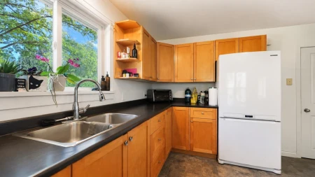 Guest Bathroom Photo of 34150 Glenwill Street, Abbotsford, BC