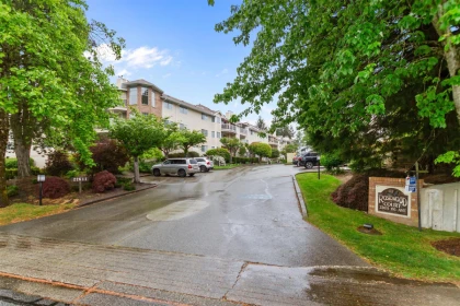 Hallway Photo of 325 22611 116 Avenue, Maple Ridge, BC