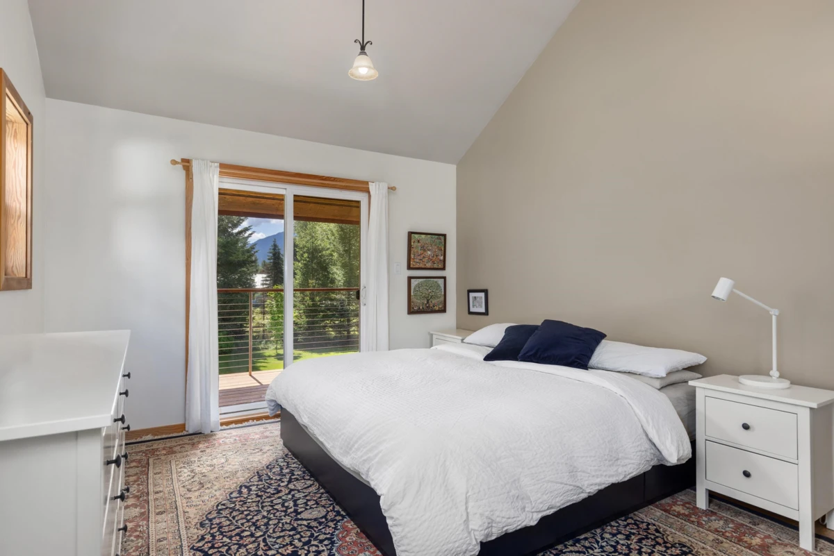 Guest Bathroom Photo of 8950 Pemberton Meadows Road, Pemberton, BC