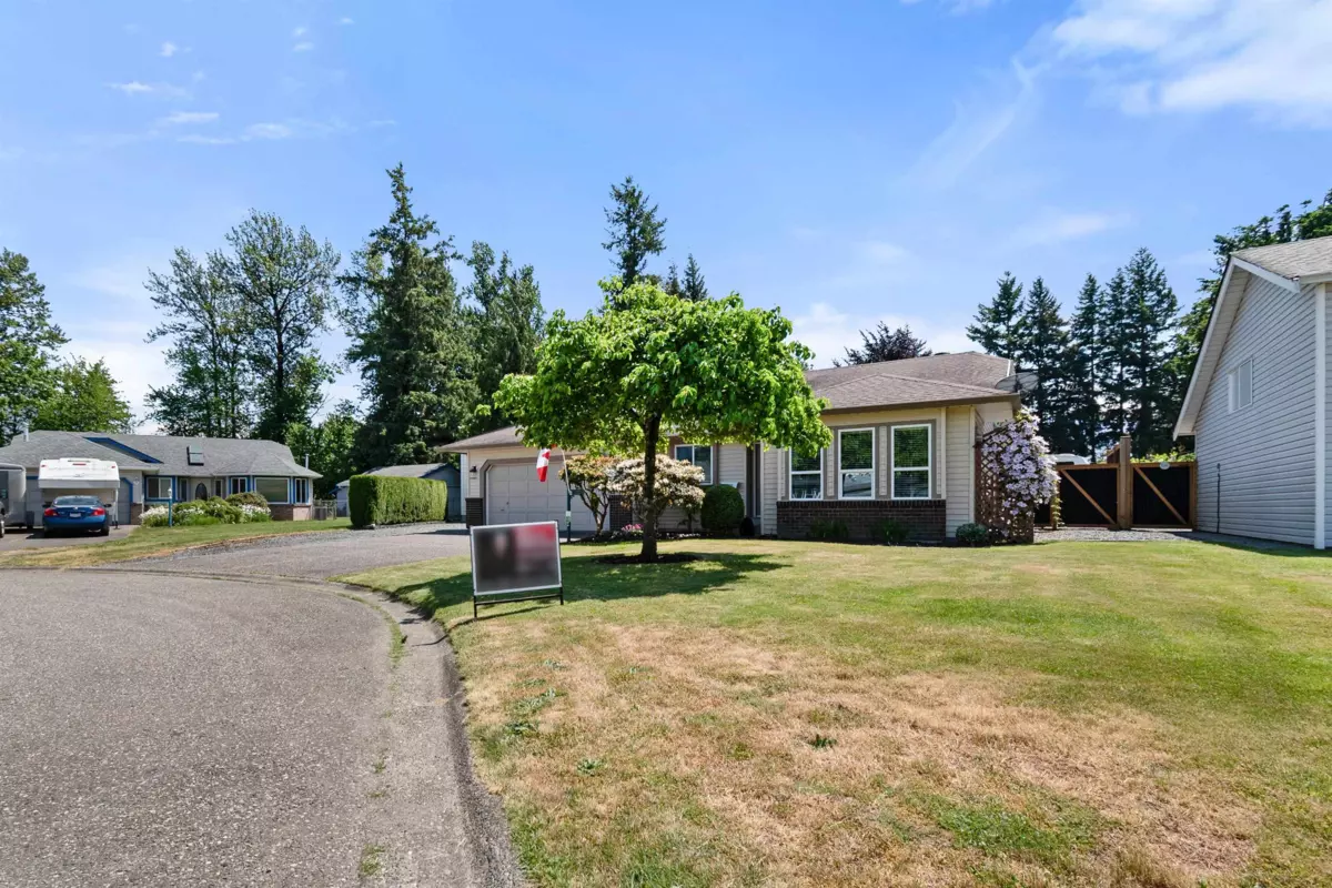 Living Room Photo of 46118 Downes Avenue, Chilliwack, BC