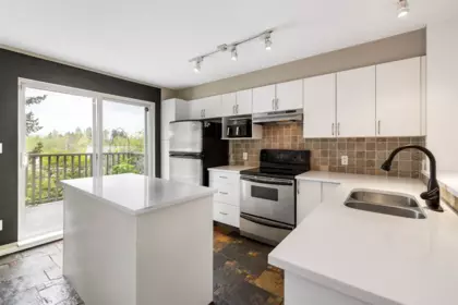 Primary Bathroom Photo of 102 15175 62a Avenue, Surrey, BC