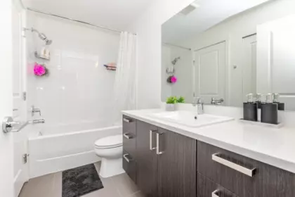 Entry Foyer Photo of 302 13628 81a Avenue, Surrey, BC