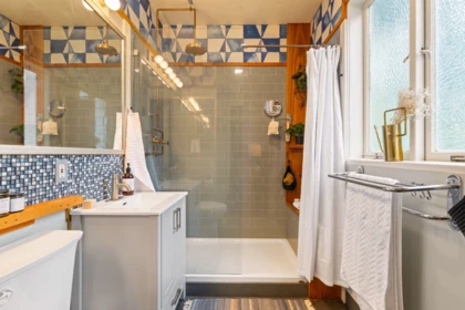Primary Bathroom Photo of 224 W 13th Avenue, Vancouver, BC