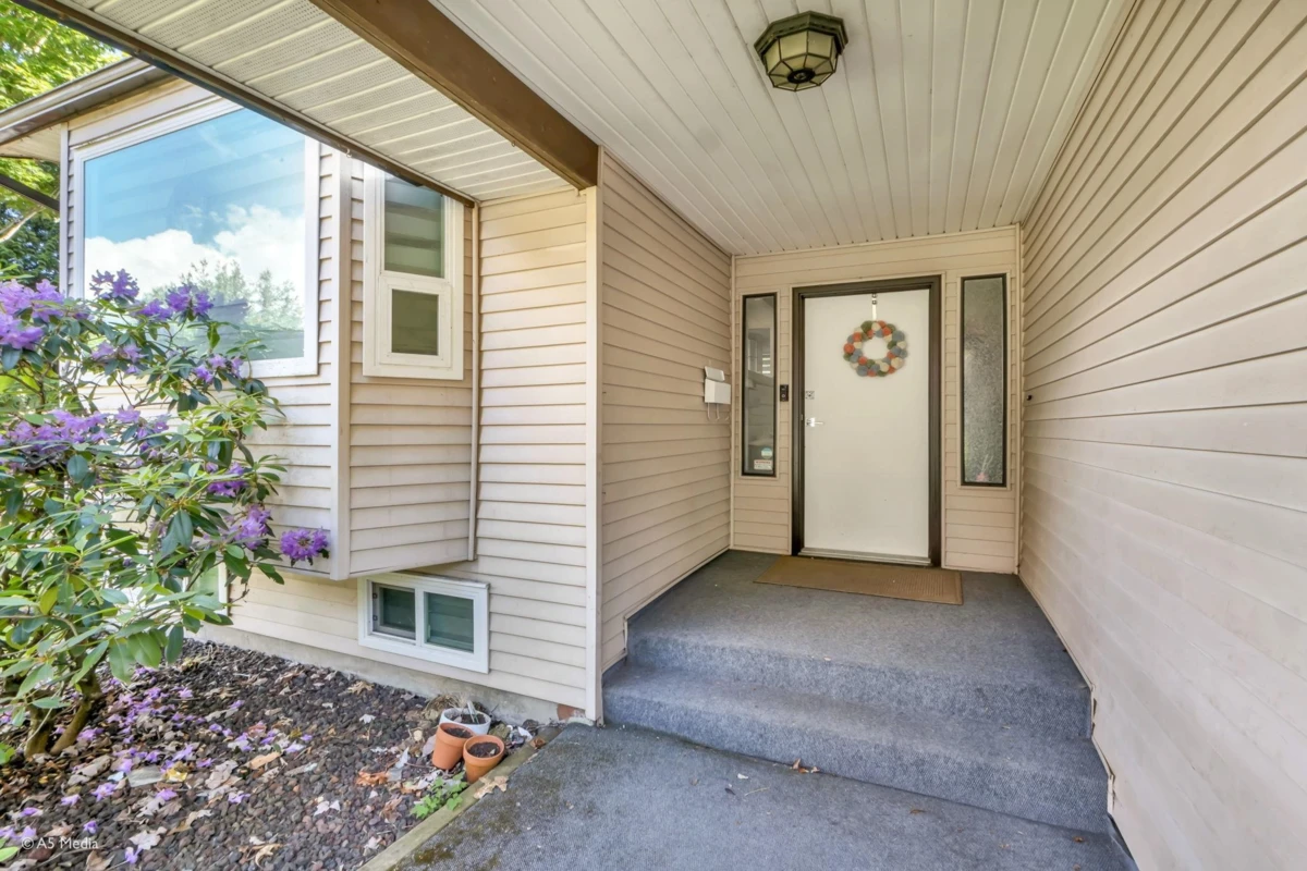 Family Room Photo of 15390 85 Avenue, Surrey, BC