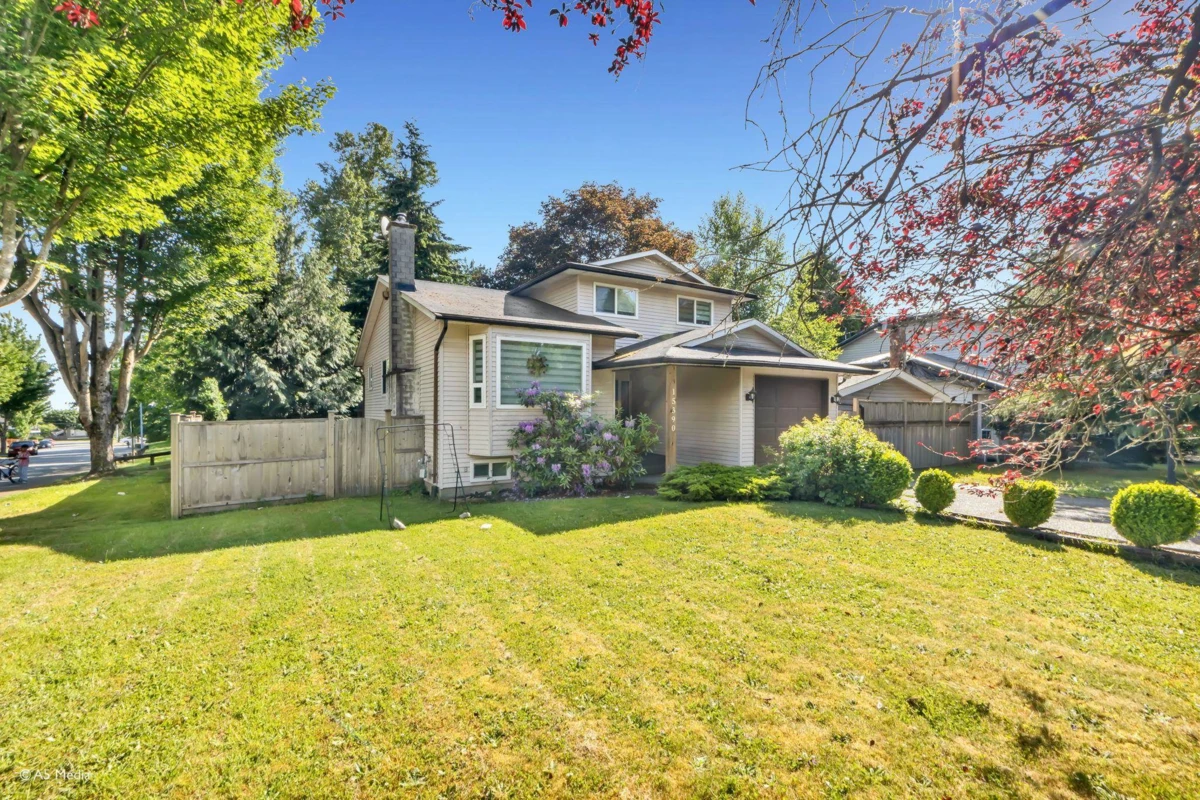 Living Room Photo of 15390 85 Avenue, Surrey, BC