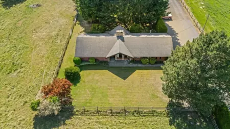4933 Browne Road, Yarrow, BC, Yarrow — Single Family Residence for sale