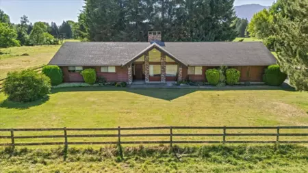 Hot Tub / Spa Photo of 4933 Browne Road, Yarrow, BC