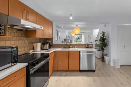 Kitchen Island Photo of 7336 Salisbury Avenue, Burnaby, BC