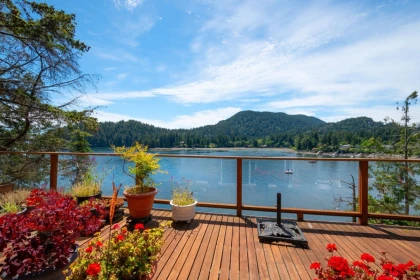 Breakfast Nook Photo of 345 David Road, Bowen Island, BC